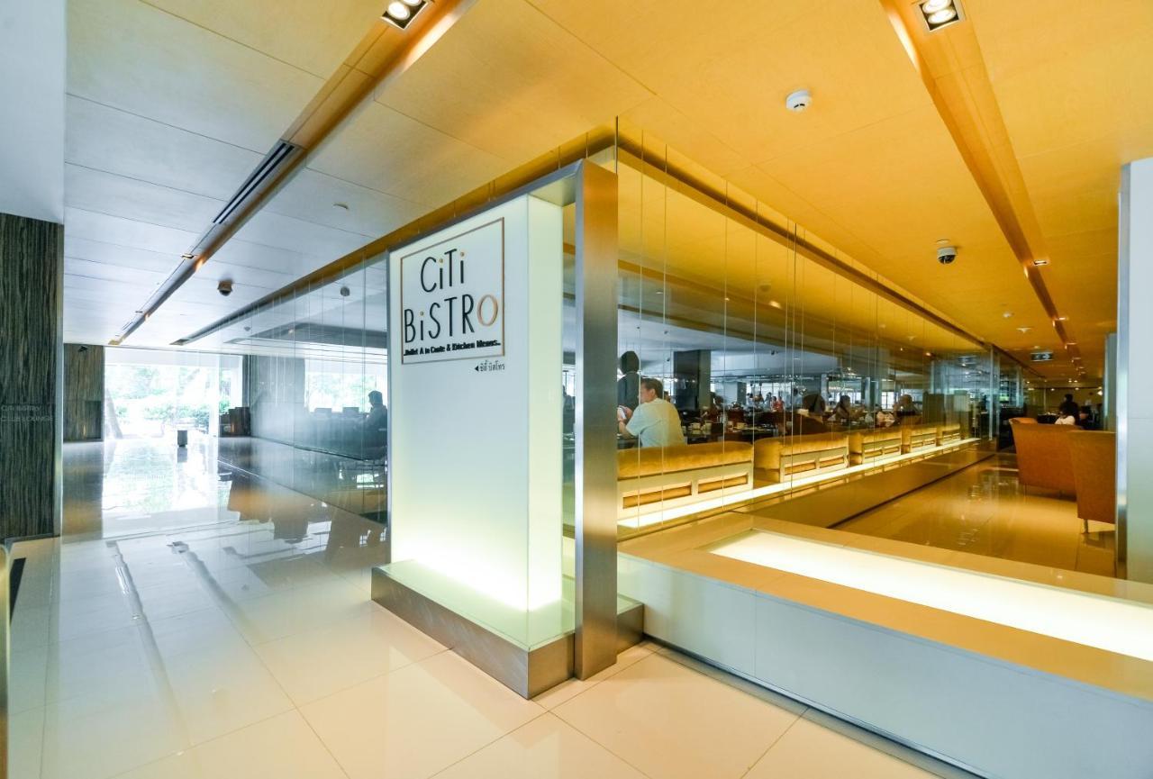 Pathumwan Princess Hotel - Sha Extra Plus Certified Bangkok Exterior foto The photo shows the entrance to a modern bistro called "Citi BiSTRo." The entrance features sleek, contemporary design elements with a glass facade and polished surfaces. There is a prominent sign displaying the name of the bistro. Inside, the atmosp