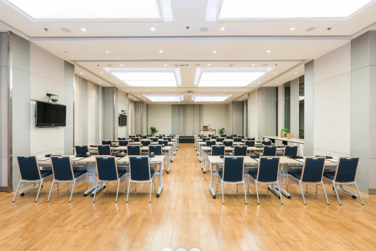 Pathumwan Princess Hotel - Sha Extra Plus Certified Bangkok Exterior foto The image shows a spacious conference room or meeting space. It features multiple rows of tables and chairs set up for an event, such as a seminar or workshop. The room has a modern design with a wooden floor, large windows, and recessed lighting. A 